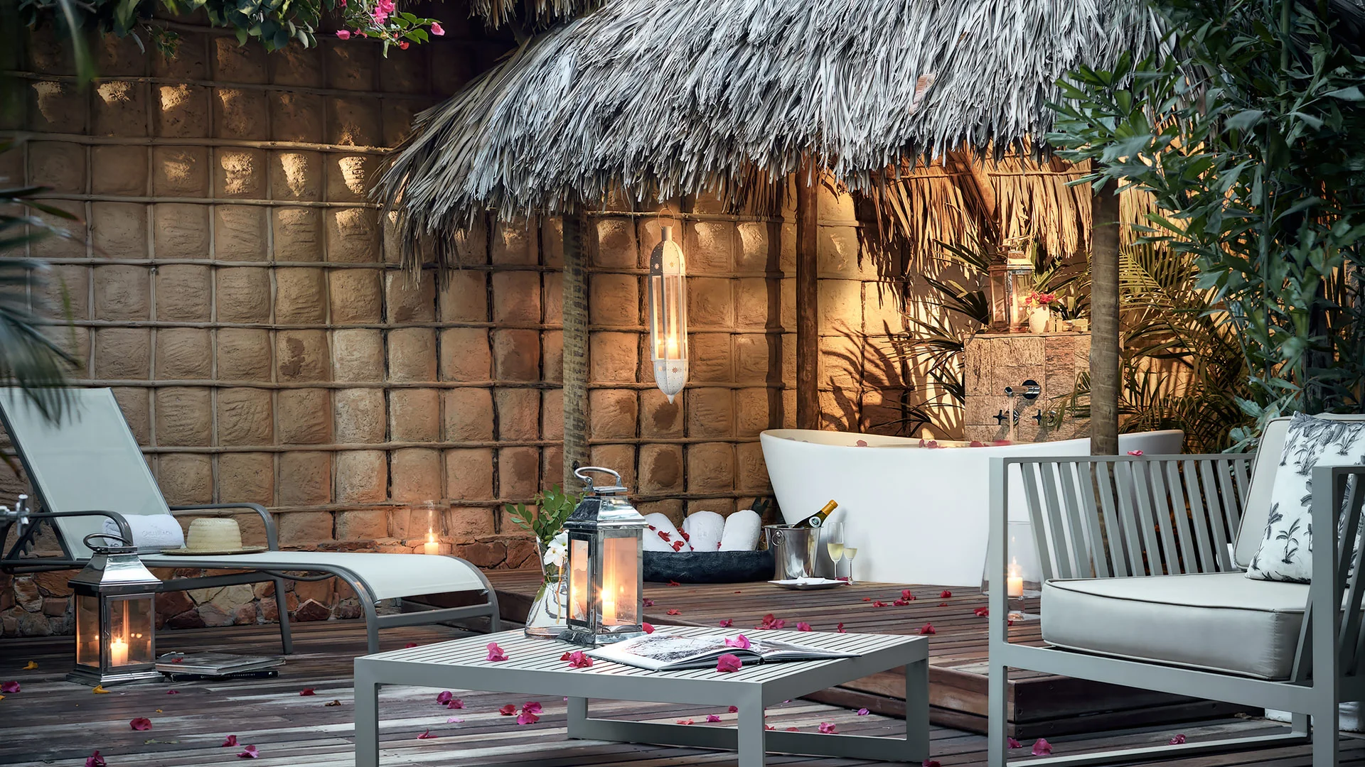 Two Suites Villas - Outdoor bathtub