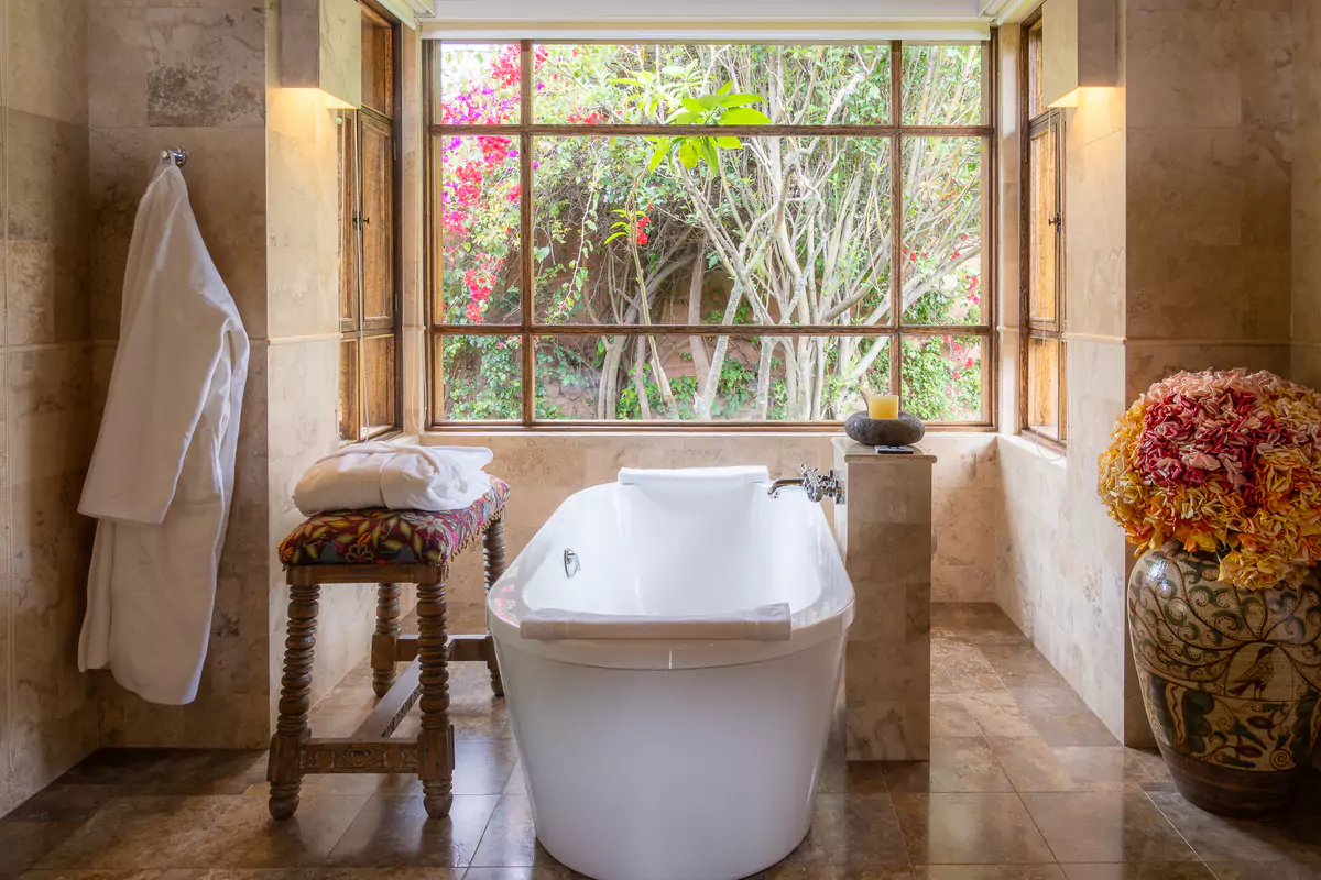 Premium Bathroom - Sol y Luna
