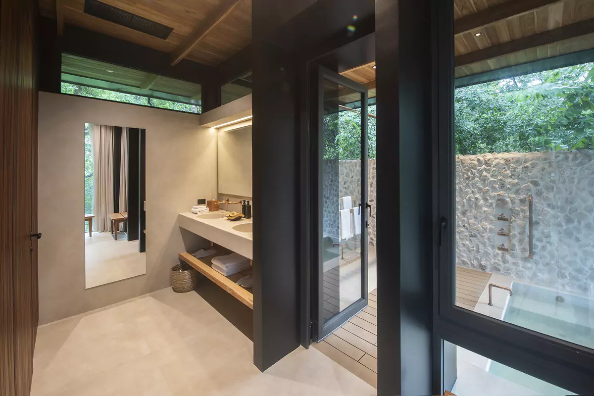 Rio Perdido West Bungalow Bathroom