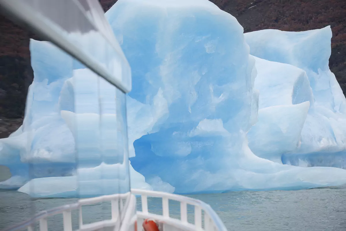 Estancia Cristina Navigating through icebergs and mountains on Lago Argentino