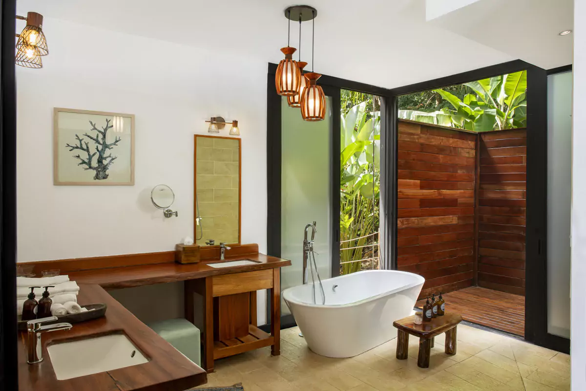 Isla Palenque -Beachfront Villa Estate Bathroom