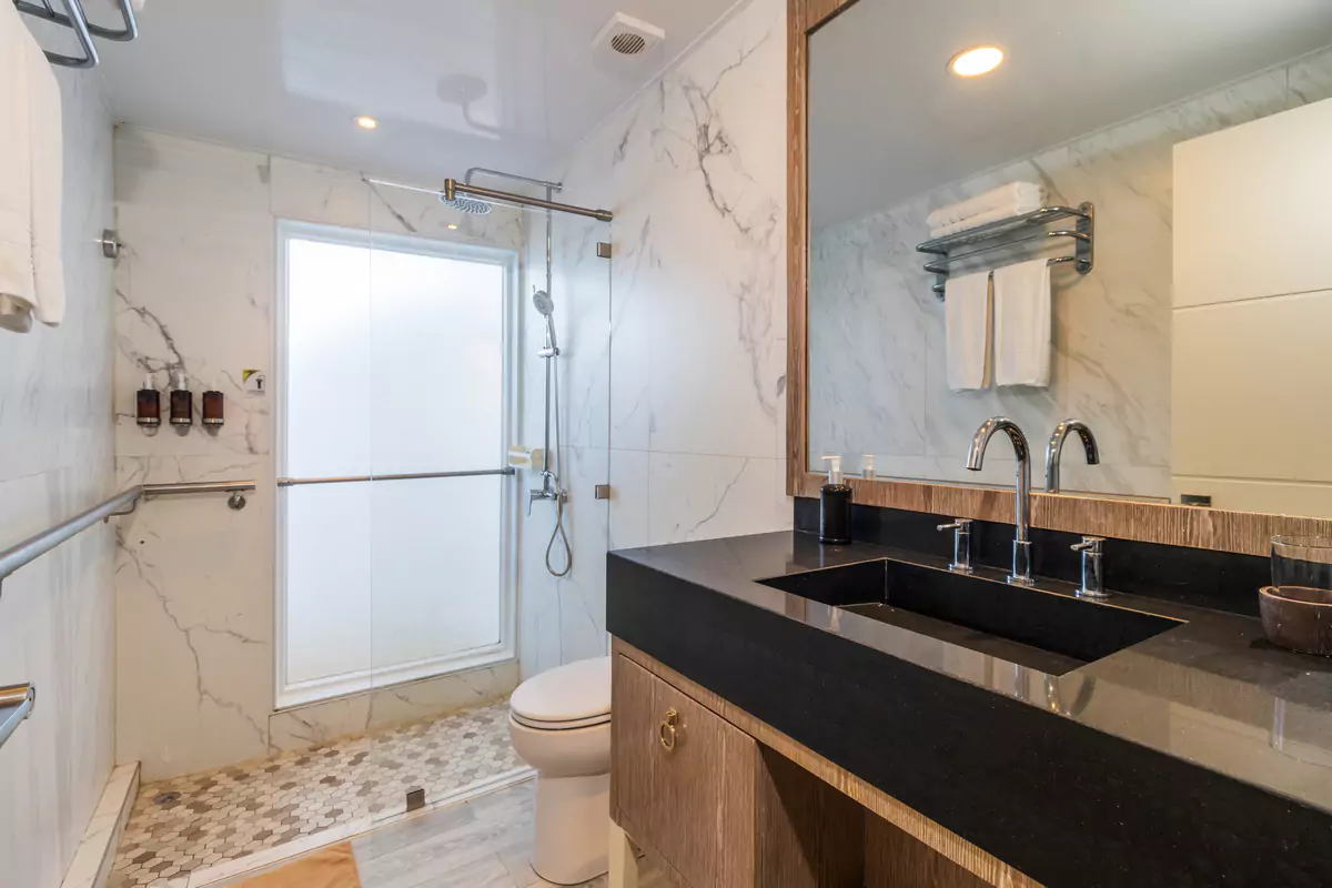 Golden Suite Bathroom