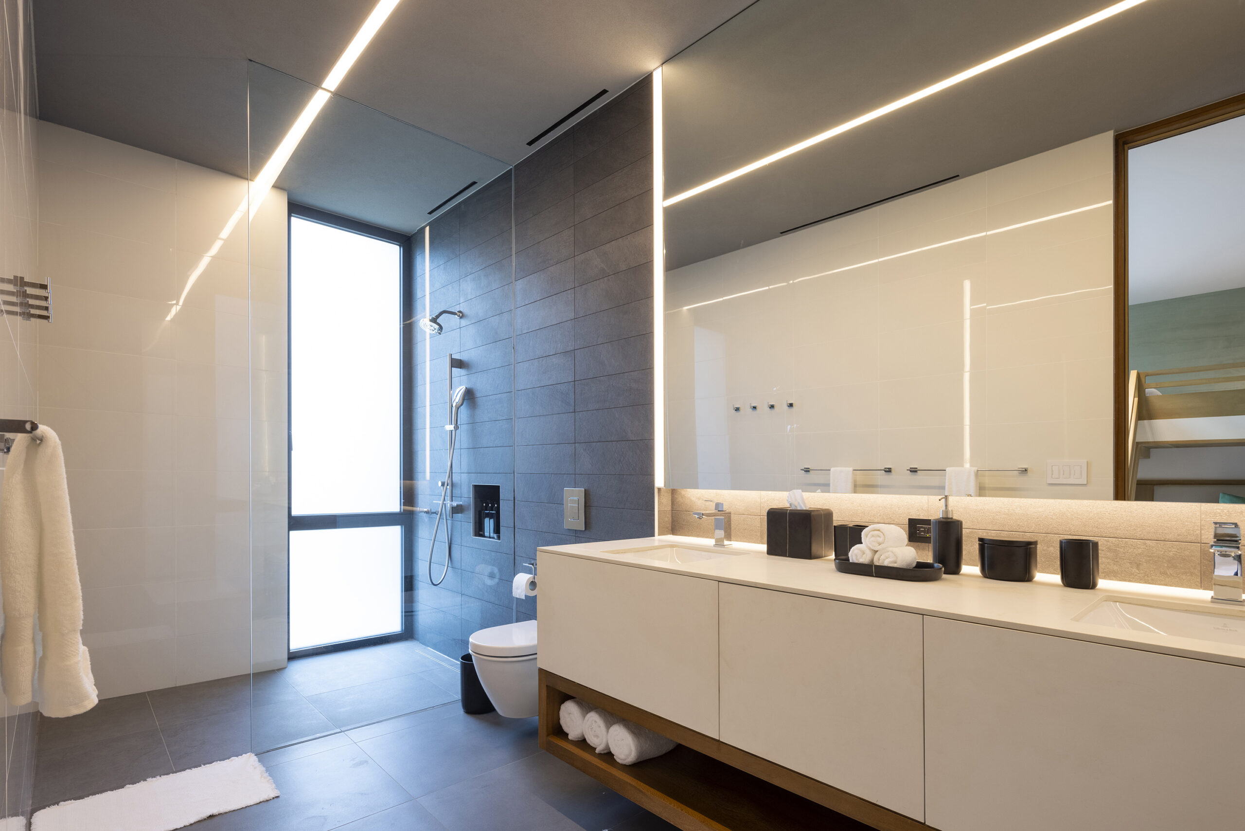 Ocean View Double Queen Suite Bathroom